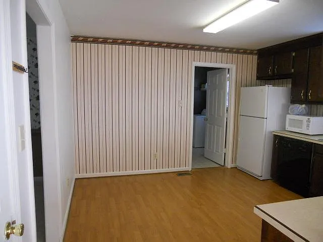 OLDER PHOTO OF KITCHEN TALBE AREA - UPDATED APPLIANCES, FIXTURES, FLOORING, PAINT. ALL WALL PAPER HAS BEEN REMOVED