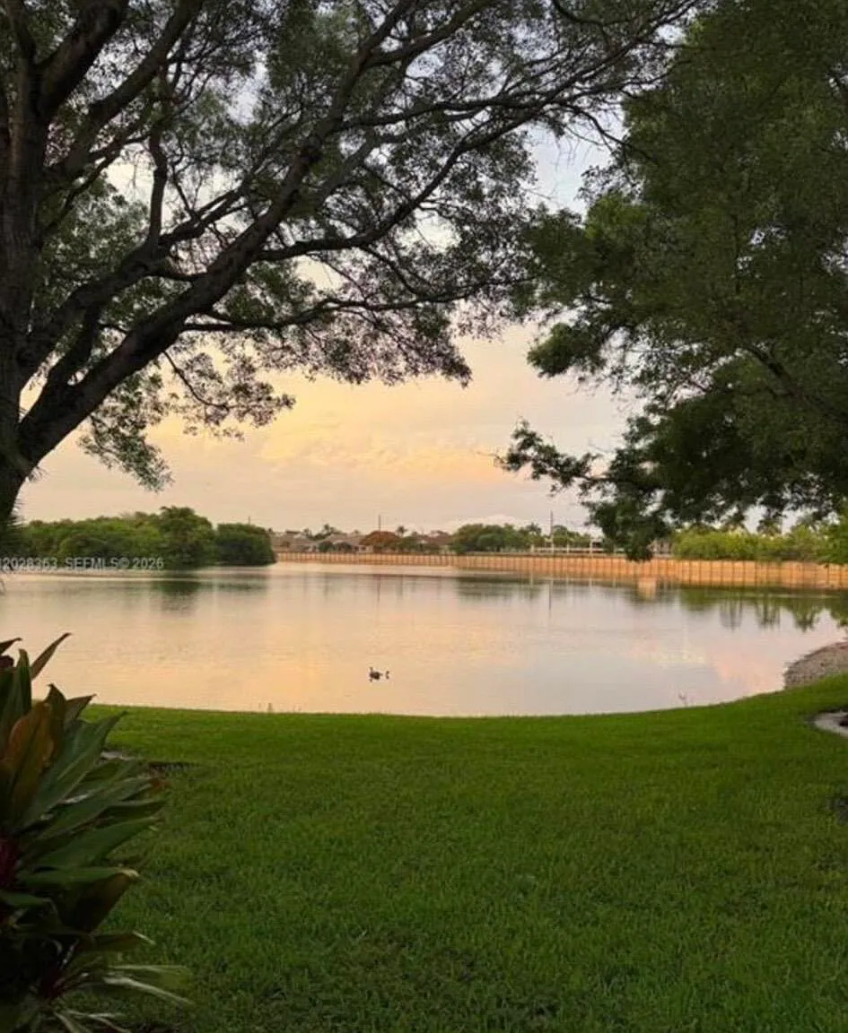 3 bed, 3.5 bath, 1273 sqft, $3,200 — Photo 4