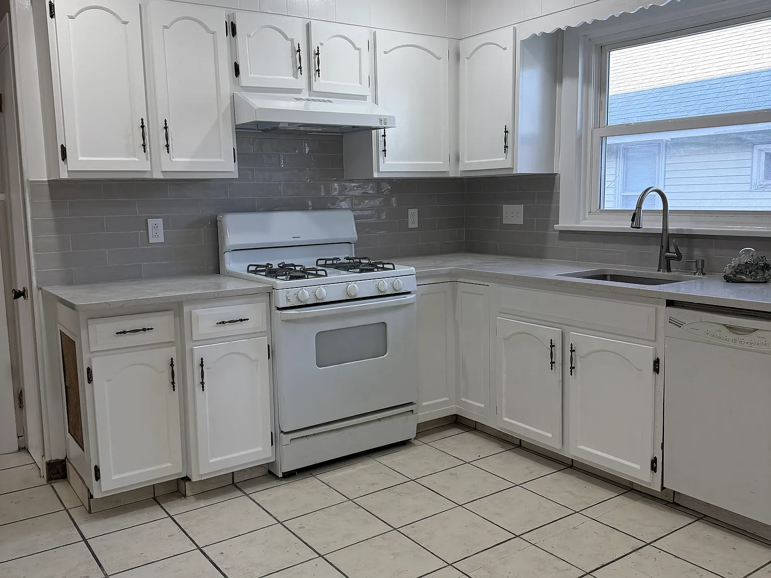 5 bed, 1.5 bath, $4,700 — Photo 2