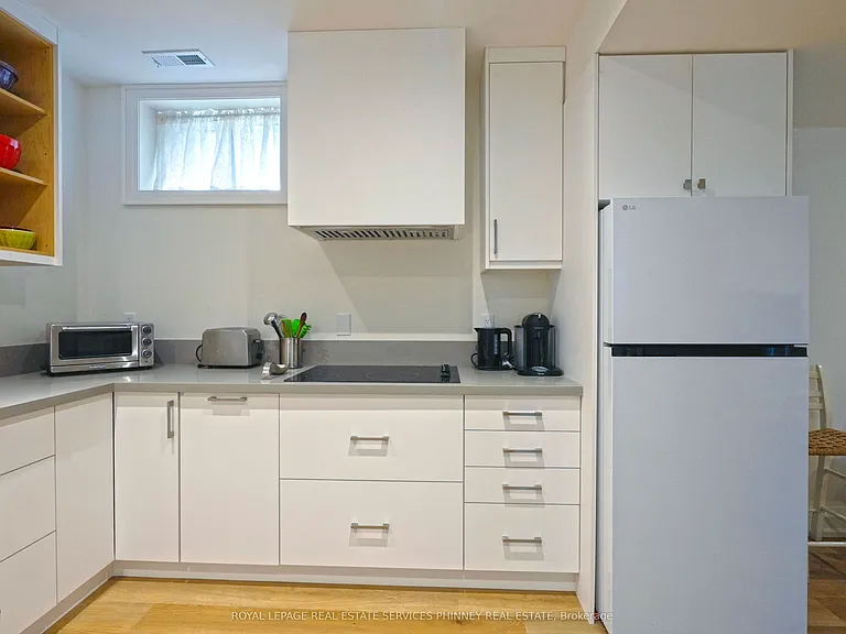 1413 Queen Victoria Ave — Photo 8