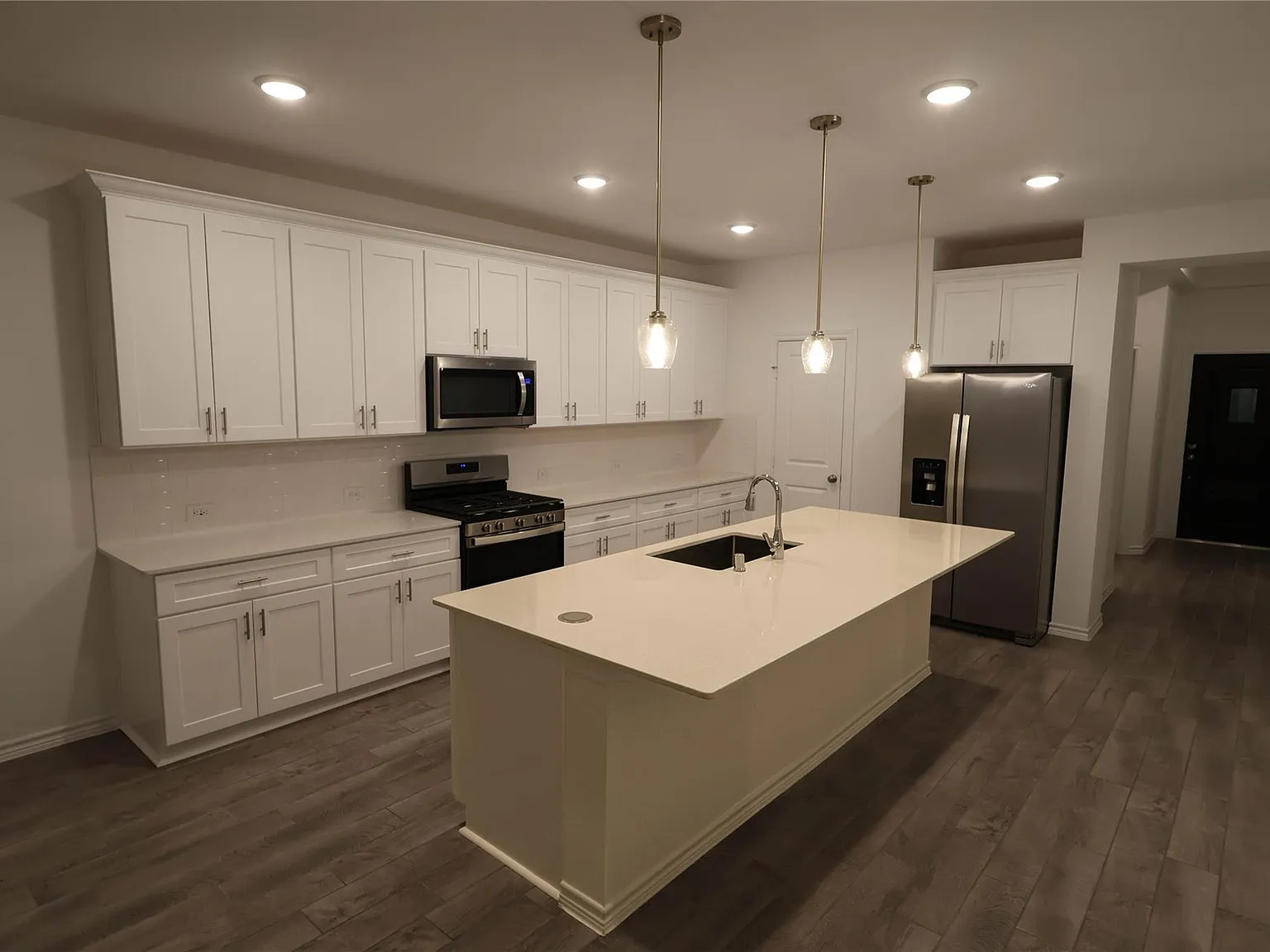 4 bed, 3.0 bath, 2055 sqft, $2,350 — Photo 4