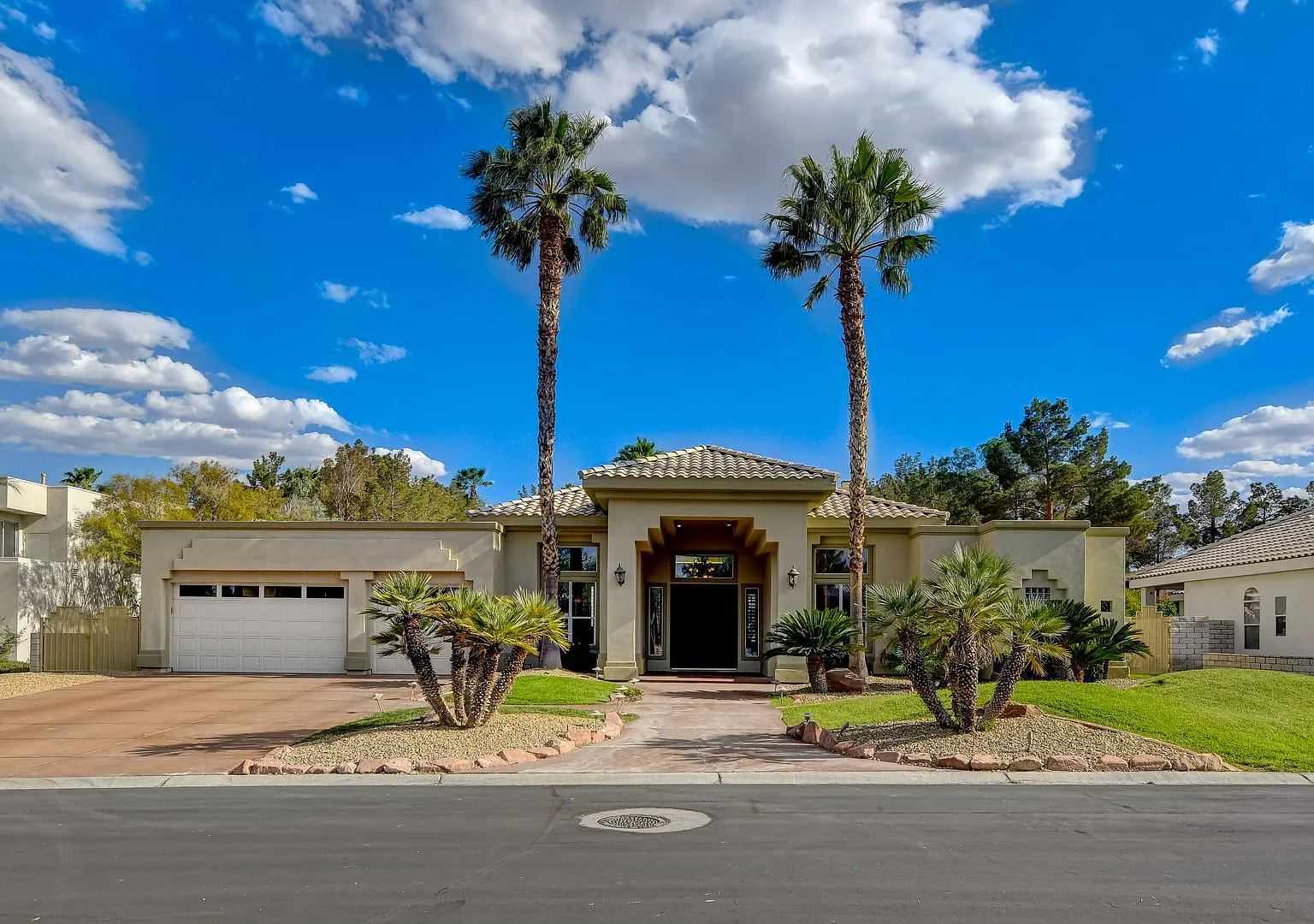 A luxurious 5 Bedroom House with a Casita & a Sparkling pool at Ten Oaks Estates — Photo 1