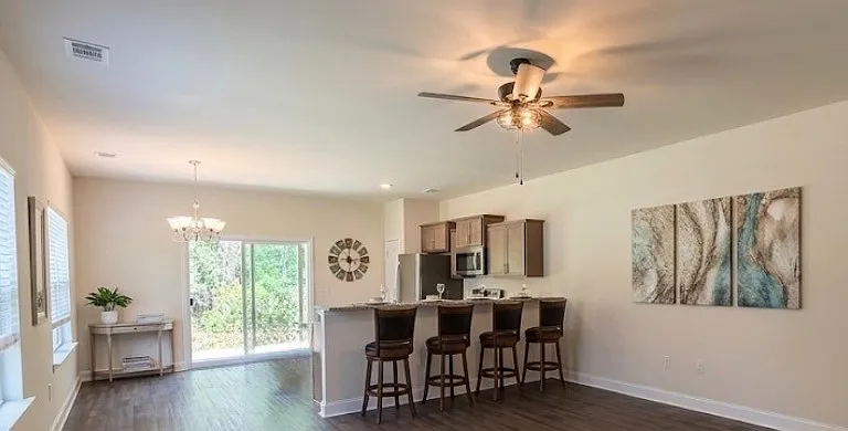 712 Mill Creek Cir — Photo 2