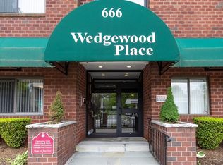 666 Main St APT 206, Winchester, MA 01890