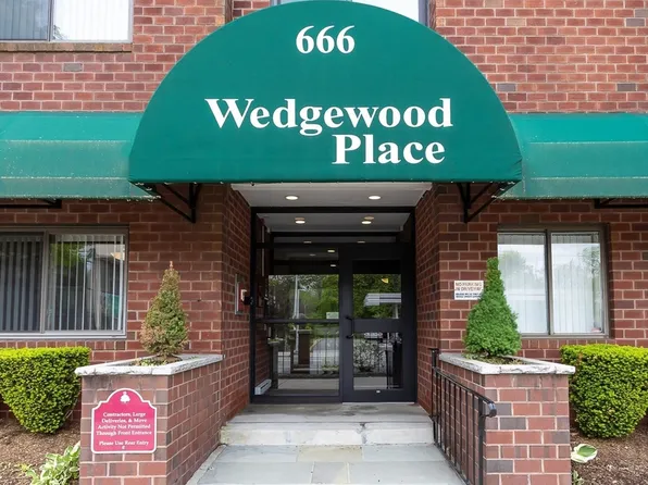 666 Main St APT 206, Winchester, MA 01890
