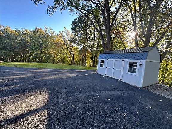 3rd image of 695 Roosevelt Rd