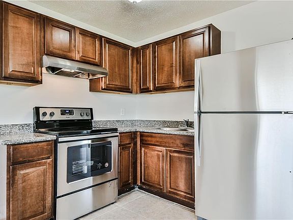 3rd image of 1217 Pilgrim Ave