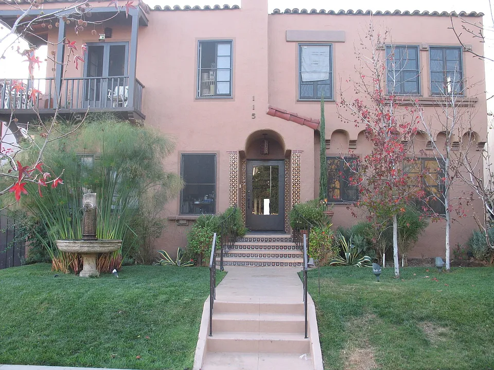 115 S Kenmore Ave