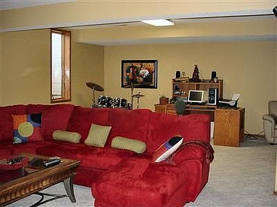 Family room has 9 ft ceilings