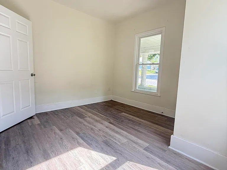 1120 Weller Ave — Photo 6