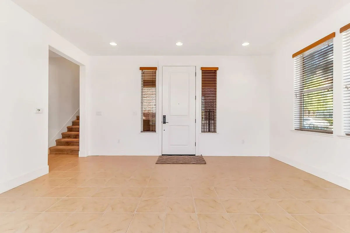 3 bed, 3.0 bath, 3105 sqft, $6,000 — Photo 4