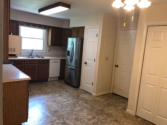 4th image of 833 Gramercy Turn