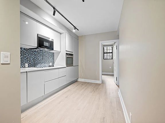 4th image of 714 Greenwich St #4