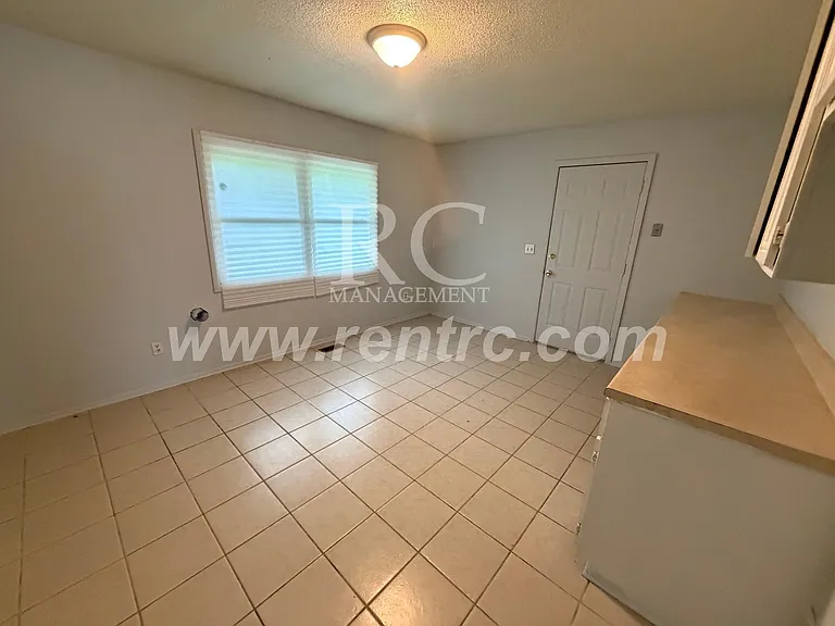 803 Skyline Dr — Photo 2