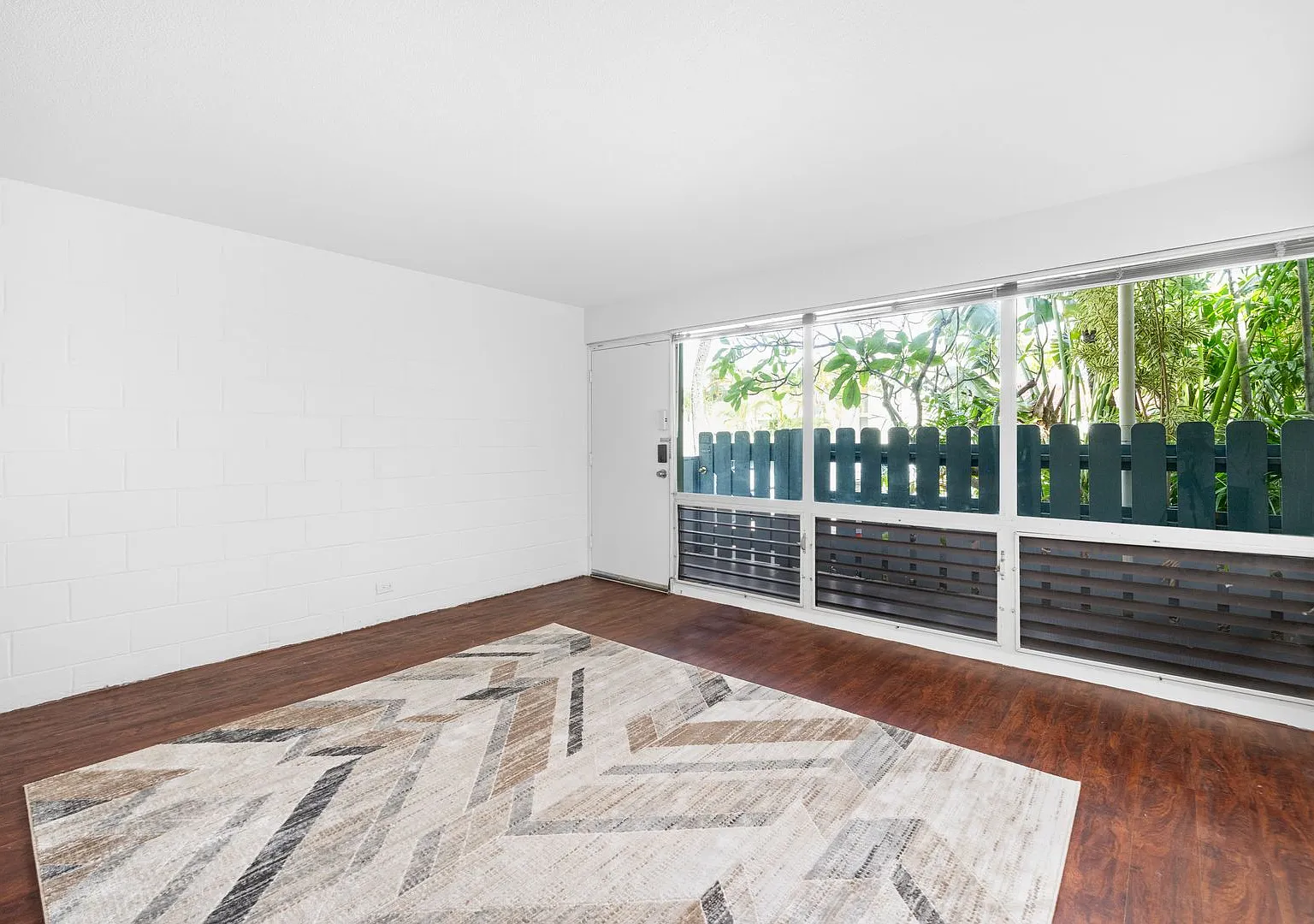 Pualei Cir 1 Bedroom 1 Bath 1 Pkg — Photo 1