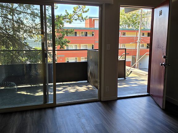3rd image of 224 Bellevue Ave E APT 10
