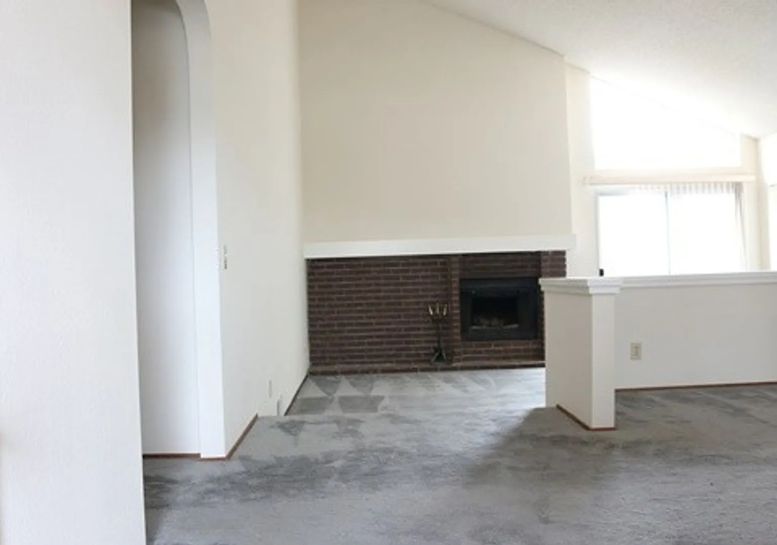 $4300 Excellent 3 Bed 2 Bath Home! — Photo 2