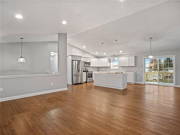 5th image of 150 Deer St E
