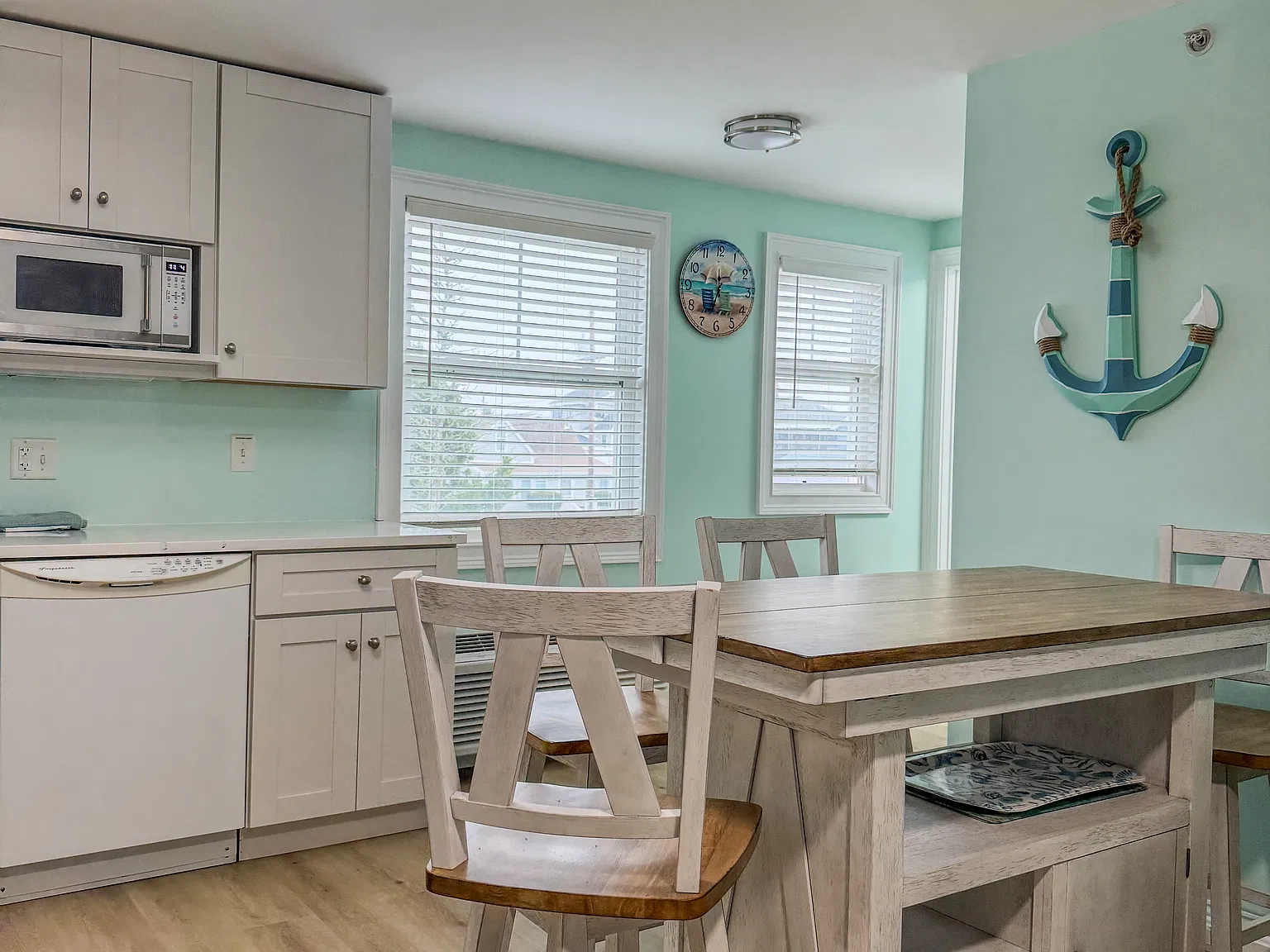 18 Ocean Blvd — Photo 2