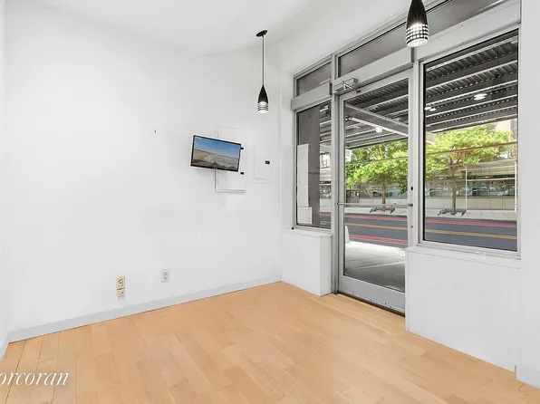 534 W 42nd St APT 1, New York, NY 10036