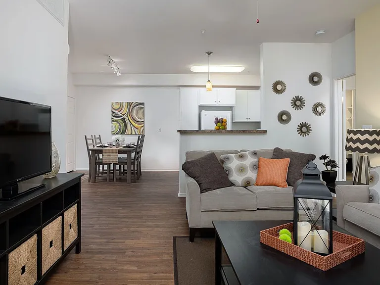 Avila Apartment Homes — Photo 35