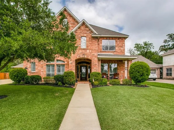 224 Arrowhead Dr, Lake Jackson, TX 77566