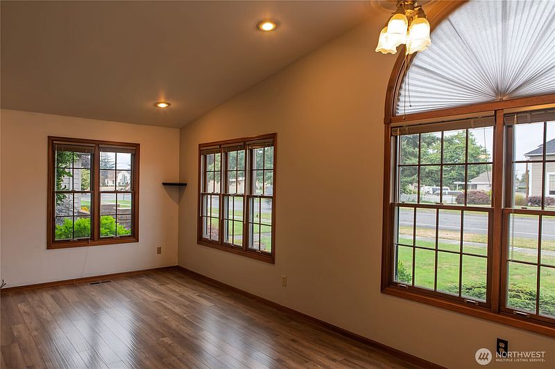 5th image of 1111 Grover Street #1A