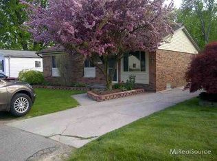 27090 Lanse Creuse St, Harrison Township, MI
