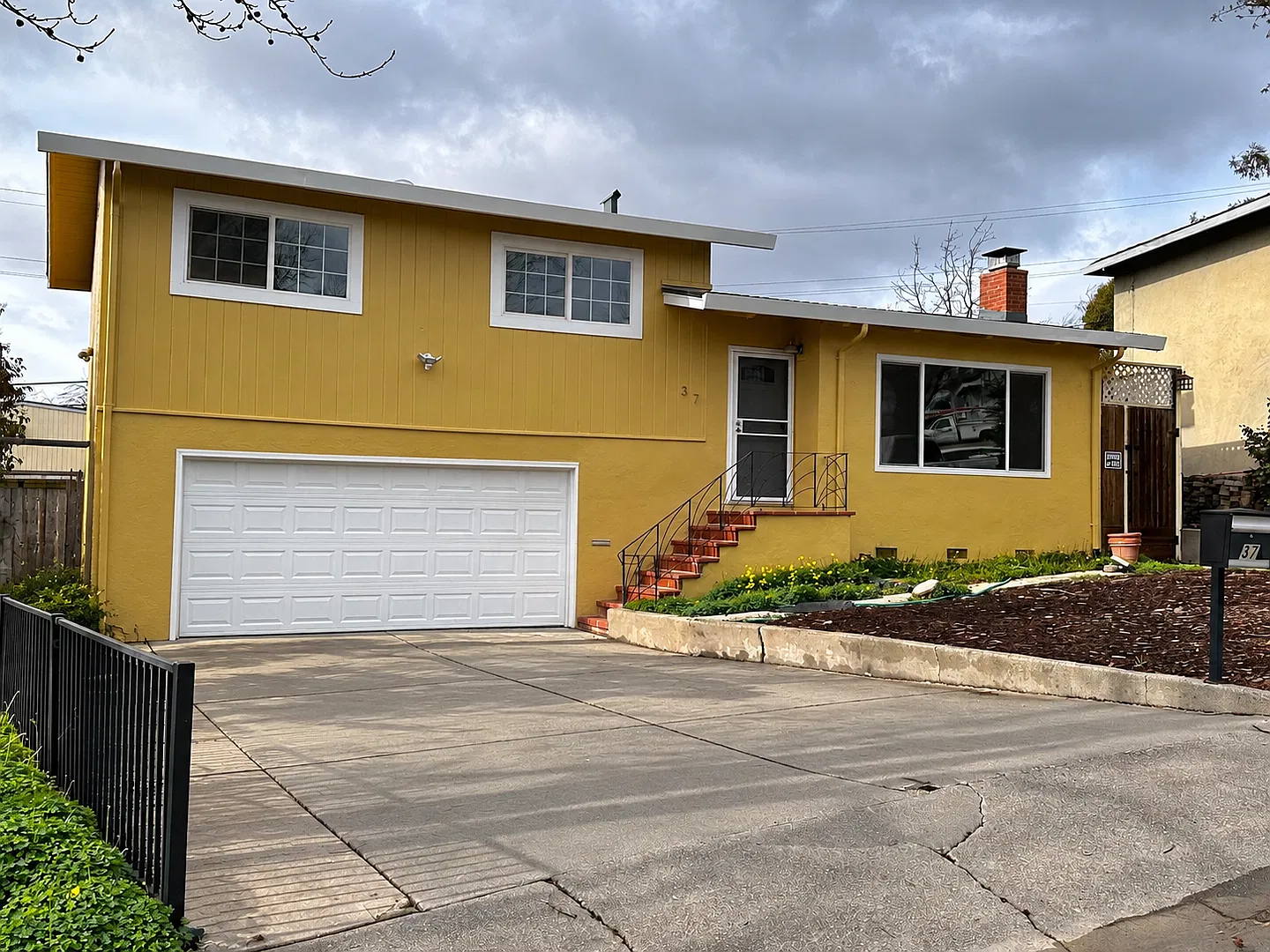 Awesome Commuter Location 3 Bedroom 2 Bath — Photo 1