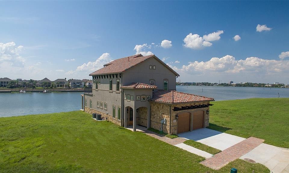 LIKE NEW CONSTRUCTION WITH EXCEPTIONAL DETAILS ON BEACON ISLAND, LEAGUE CITY'S NEWEST EXCLUSIVE WATERFRONT DEVELOPMENT. ENJOY PANORAMIC WATER VIEWS IN A RESORT STYLE ATMOSPHERE W/ SOUTH SHORE HARBOUR GOLF COURSE , COUNTRY CLUB & FITNESS MINUTES AWAY.