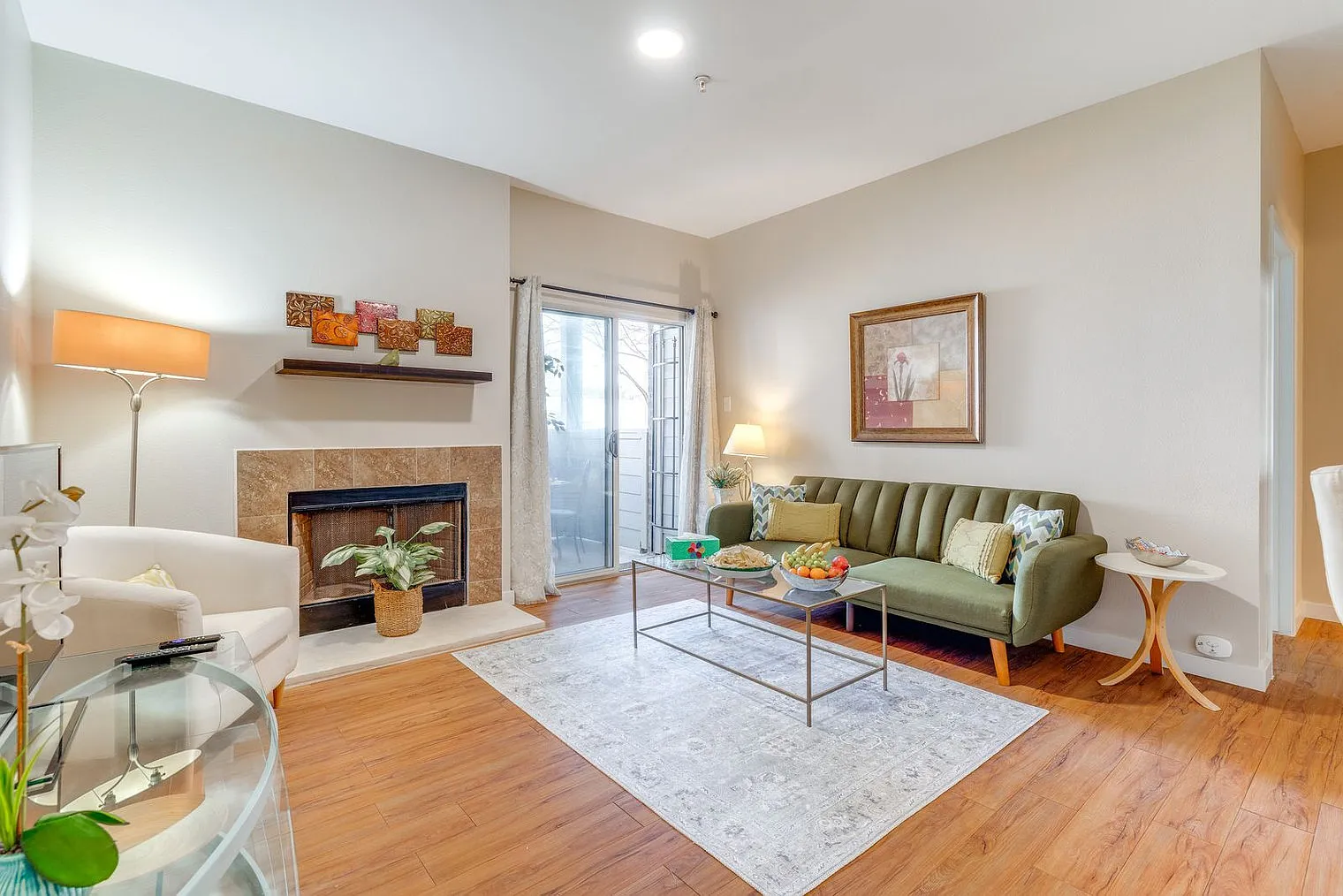 1 bed, 1.0 bath, 656 sqft, $2,322 — Photo 1