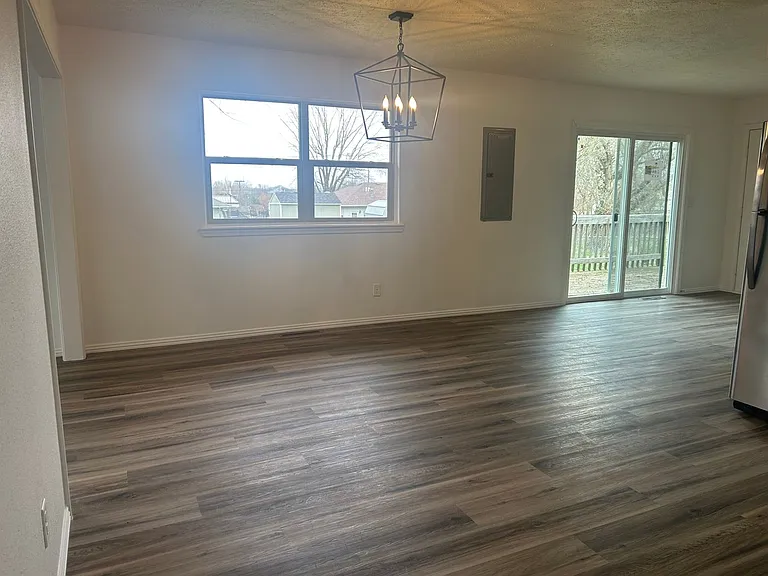 107 W Maple St — Photo 10
