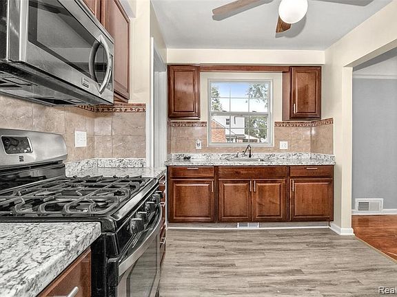 5th image of 8499 Hazelton St