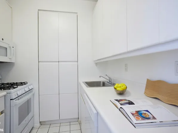 205 East 68th Street T5G image 4 of 5
