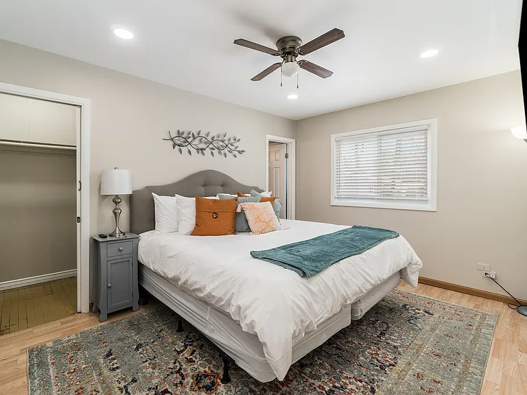 E Berkley Ln — Photo 14