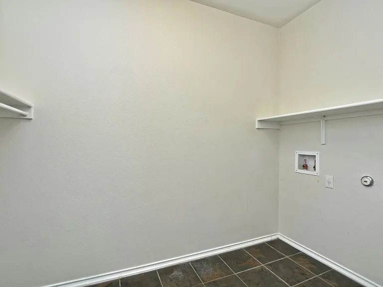 2717 Claremont Ct — Photo 17