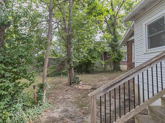 3rd image of 1407 E Walnut St