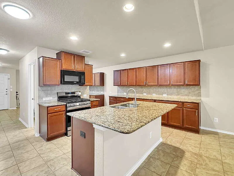 5 bed, 2.5 bath, 2638 sqft, $2,050 — Photo 3