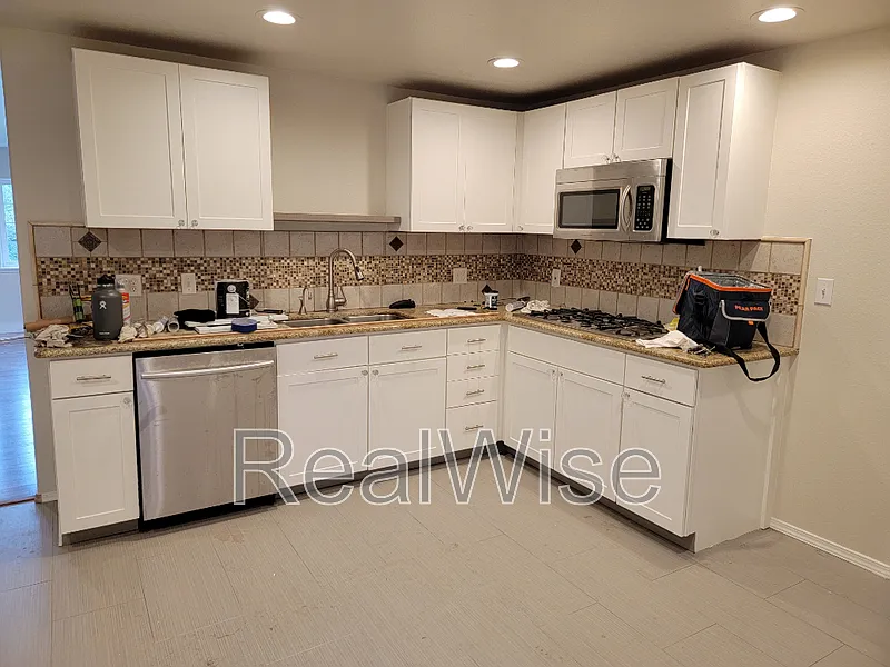 4 bed, 3.0 bath, 2837 sqft, $2,650 — Photo 4