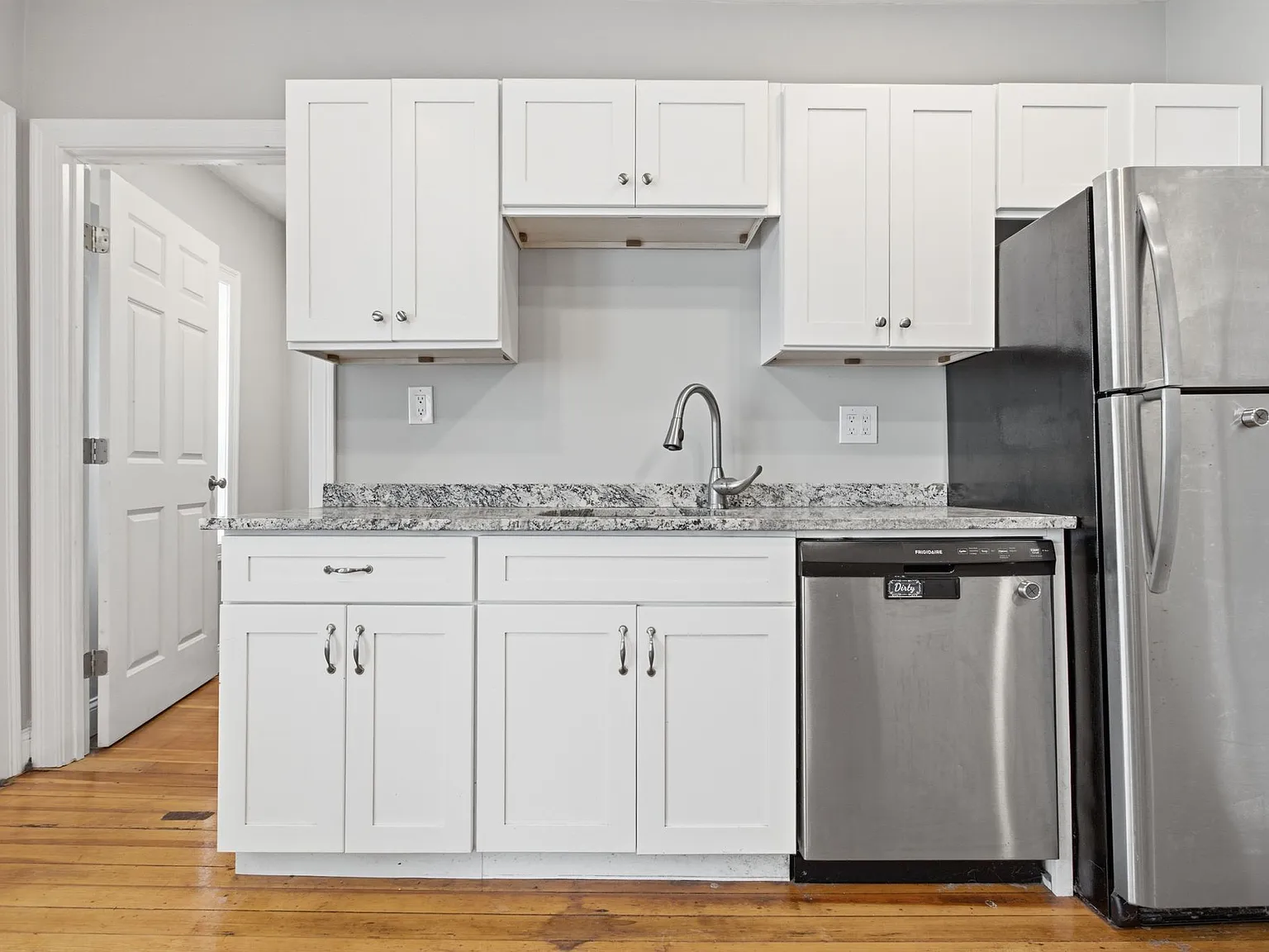 3 bed, 1250 sqft, $2,700 — Photo 4