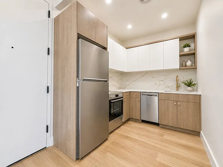 27-24 21st St #5E — Photo 5