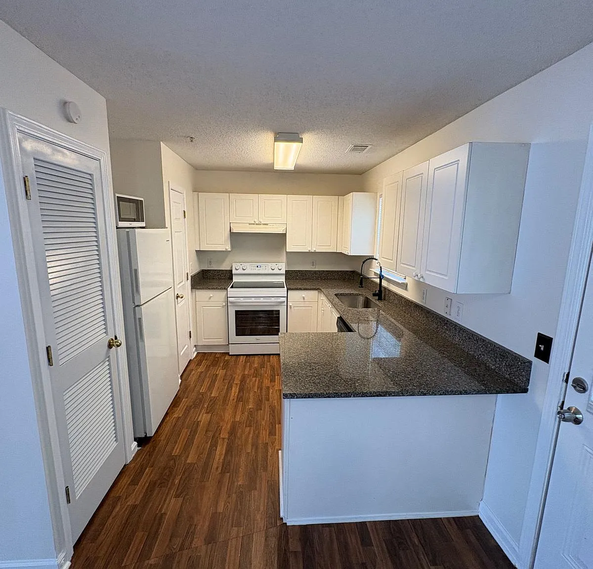 2 bed, 1150 sqft, $1,800 — Photo 1