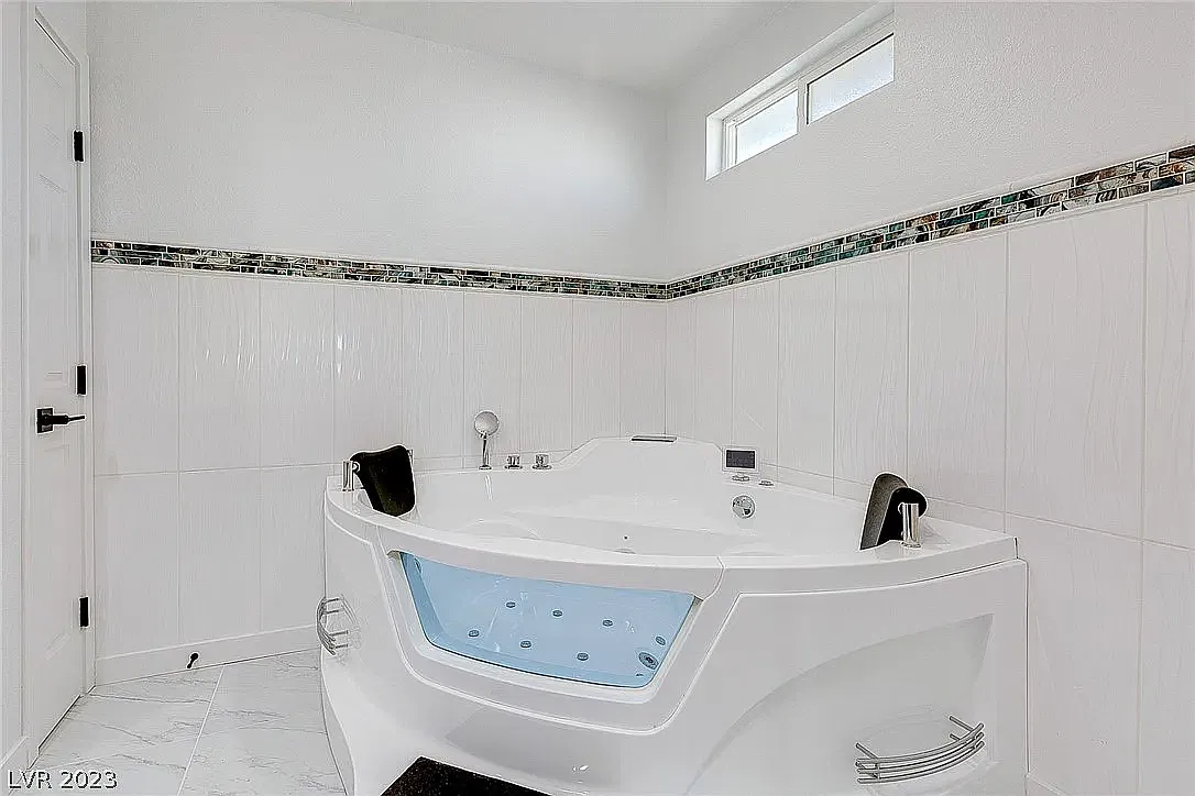 4 bed, 2176 sqft, $3,400 — Photo 2