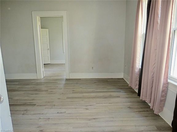 5th image of 718 Wentworth St