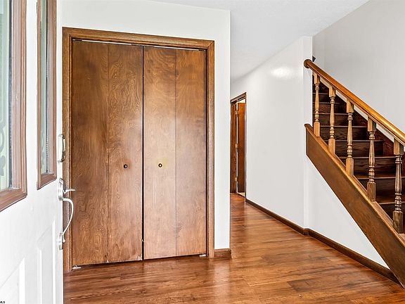 3rd image of 251 Ridgeway Dr