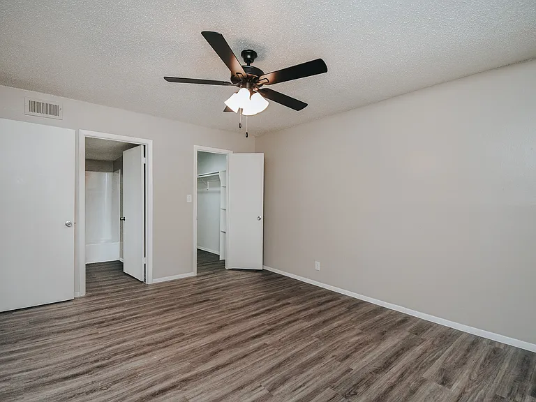 Parkwood Apartments — Photo 40