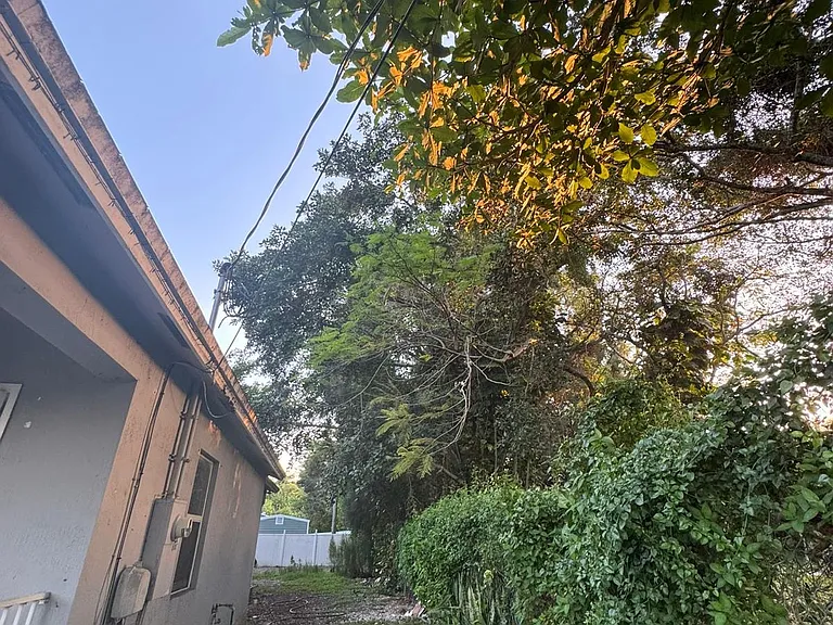 22250 Miami Ave — Photo 15