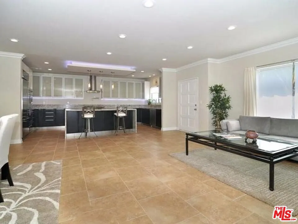 Building Photo - 5354 Lindley Ave #301