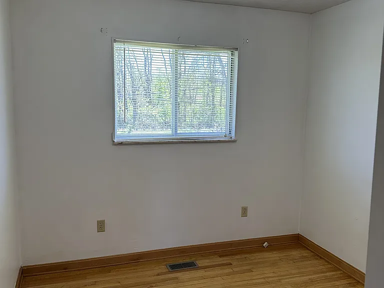 457 Jerry St — Photo 4