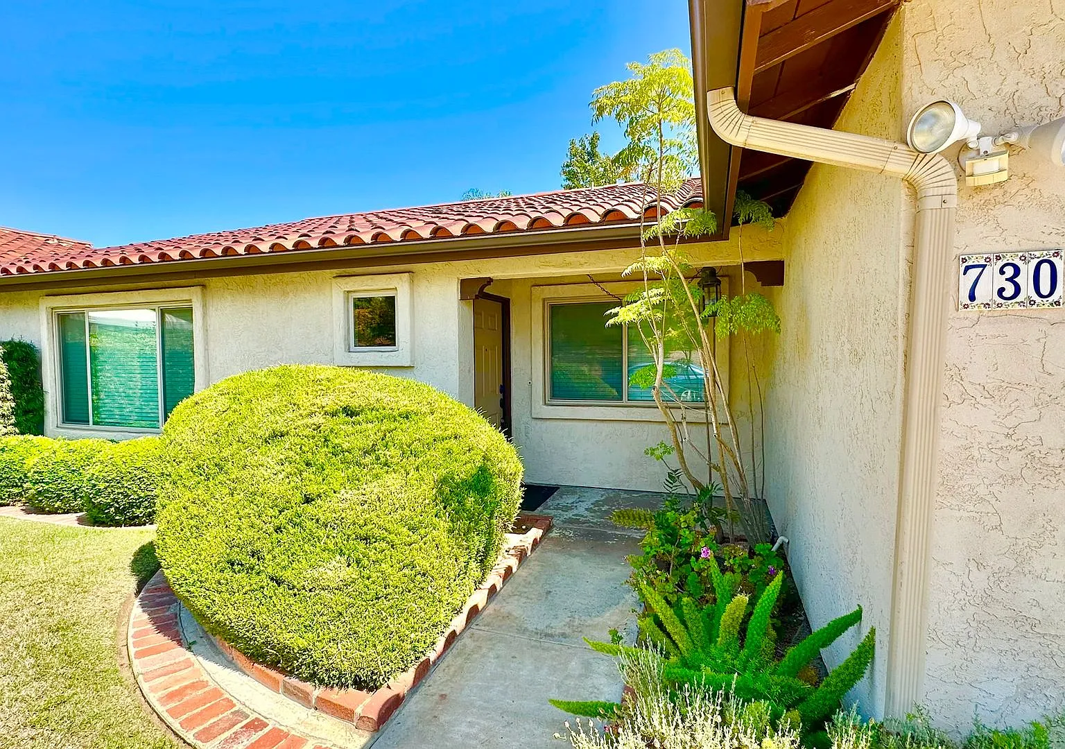 Lovely Single Story Home in Quiet Neighborhood of Fallbrook, Minutes to Everything! — Photo 2